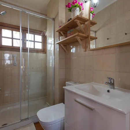 The Yellow House - Climatized Pool - Solarium Rooftop * Гальдар