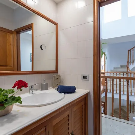 Вилла The Yellow House - Climatized Pool - Solarium Rooftop