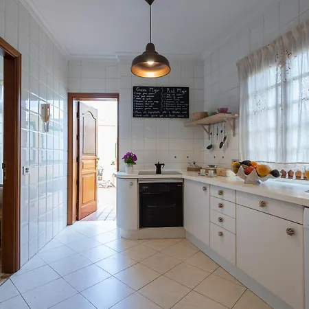 Вилла The Yellow House - Climatized Pool - Solarium Rooftop *