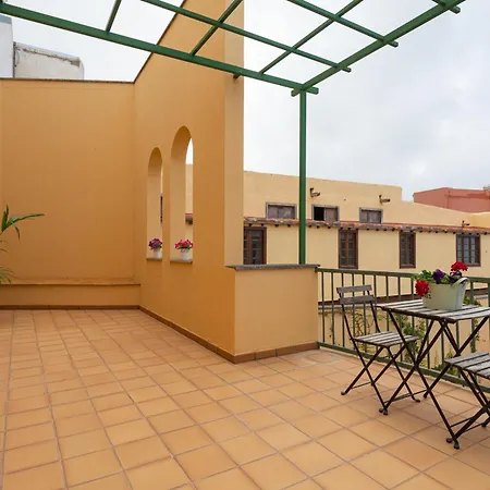 The Yellow House - Climatized Pool - Solarium Rooftop * Гальдар