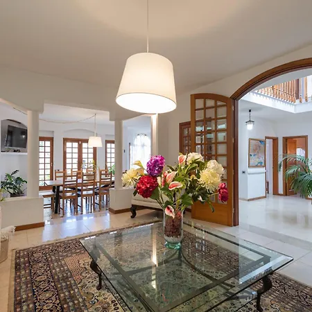 Вилла The Yellow House - Climatized Pool - Solarium Rooftop *